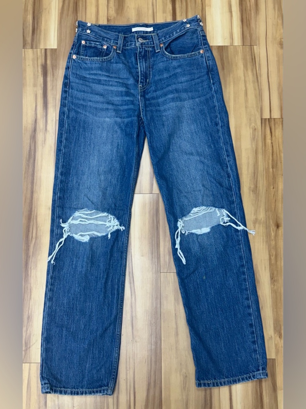 146: Levi's Women's Straight Leg Jeans in Blue with Distressed Knees - Size 27